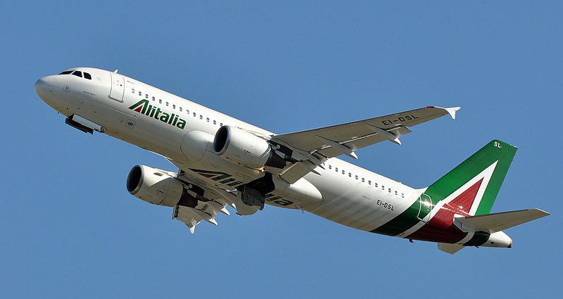 Alitalia si tinge di blu